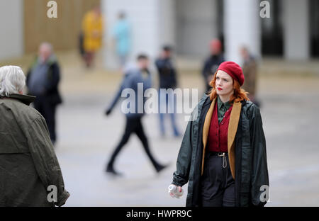 Dorchester, Dorset, UK. 22. März 2017. Extras am Set bei den Dreharbeiten zu The Commuter, eine Episode von den Kanal 4/Amazon Video Anthologie-Serie Philip Electric Dreams in Buttermarket, Verkehrssysteme in Dorset, England. Bildnachweis: David Partridge / Alamy Live News Stockfoto