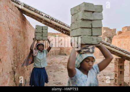 Kolkata, Westbengalen, Indien. 17. März 2017. Kolkata, Westbengalen, Indien: Sabrina und Basanti (von links nach rechts), diese zwei Sxiteen Jahre altes Mädchen, das 8. Standard in der Schule abgeschlossen konnte nicht weiter wegen Finanzkrise und Eltern mitbringen Backstein Feld um Geld zu verdienen. Sie kamen aus Ranchi, Jharkhand. Diese Girls wollen ihre Ausbildung fortsetzen. Jeder dritte Bürger Indiens ist ein Migrant. Unter ihnen sind die Menschen, darunter Kinder, die aus Jharkhand und Bihar, Odissa in West-Bengalen Brickfields arbeiten kommen. Diese Familien sind gezwungen, auf zu bewegen Stockfoto