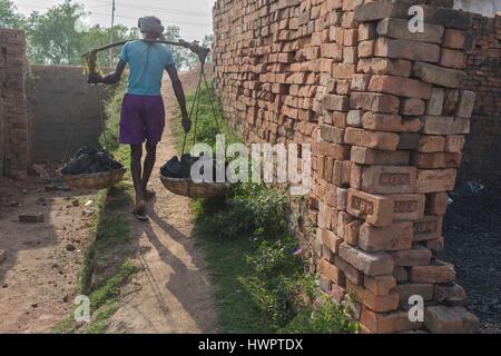 Kolkata, Westbengalen, Indien. 20. März 2017. Kolkata, Westbengalen, Indien: jeder dritte Bürger Indiens ist ein Migrant. Unter ihnen sind die Menschen, darunter Kinder, die aus Jharkhand und Bihar, Odissa in West-Bengalen Brickfields arbeiten kommen. Diese Familien sind gezwungen, aufgrund mangelnder Arbeitsplätze und schwindende Wälder zu bewegen. Mit dem Zusammenbruch der Großfamilie Netzwerke müssen Kinder ihre Eltern immer öfter zu begleiten. Auf dem gemauerten Brennofen Markt anpassen Makler die Nachfrage und das Angebot an Arbeitskräften. Rekrutieren sie saisonale Arbeiter außerhalb des Arbeitsmarktes aus ihren eigenen einheimischen Dörfern, wher Stockfoto