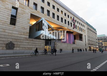 Berlin, Berlin, Deutschland. 22. März 2017. Polizei und vorbeifahrenden Passanten in Schriftart der britischen Botschaft in Berlin-Mitte nach einem mutmaßlichen Terroristen angreifen in London, wo mindestens vier Menschen getötet wurden. Mehrere Passanten auf Westminster Bridge, ein Polizist von einem Auto angefahren wurde erstochen in den Houses of Parliament von einem Angreifer, der von der Polizei erschossen wurde. Bildnachweis: Jan Scheunert/ZUMA Draht/Alamy Live-Nachrichten Stockfoto