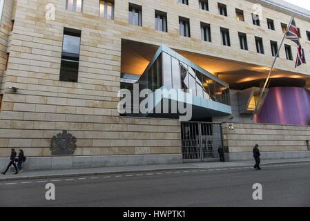 Berlin, Berlin, Deutschland. 22. März 2017. Polizei und vorbeifahrenden Passanten in Schriftart der britischen Botschaft in Berlin-Mitte nach einem mutmaßlichen Terroristen angreifen in London, wo mindestens vier Menschen getötet wurden. Mehrere Passanten auf Westminster Bridge, ein Polizist von einem Auto angefahren wurde erstochen in den Houses of Parliament von einem Angreifer, der von der Polizei erschossen wurde. Bildnachweis: Jan Scheunert/ZUMA Draht/Alamy Live-Nachrichten Stockfoto