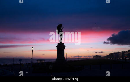 Brighton, UK. 22. März 2017. Die Sonne versinkt hinter der Statue Frieden an der Grenze zwischen Brighton und Hove dies Abend Credit: Simon Dack/Alamy Live News Stockfoto