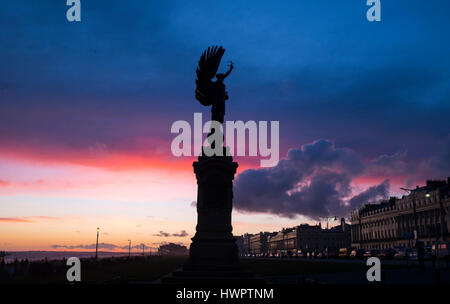 Brighton, UK. 22. März 2017. Die Sonne versinkt hinter der Statue Frieden an der Grenze zwischen Brighton und Hove dies Abend Credit: Simon Dack/Alamy Live News Stockfoto