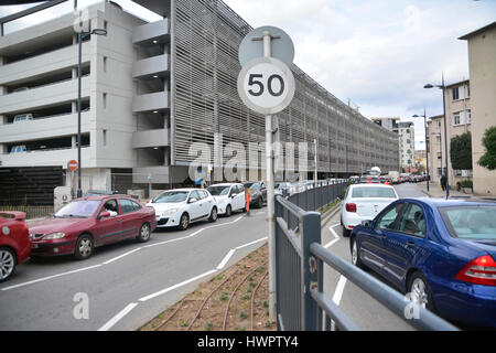 Gibraltar. 22. März 2017. Bild der Verkehrsinfarkt nach der verstärkten Sicherheitsmaßnahmen an der Grenze von Gibraltar-Spanien. Sicherheit wurde über Gibraltar nach den Anschlägen in London heute verstärkt. Britische überseegegend, tausend Meilen entfernt von London, reagierte sofort auf die Anschläge in London mit der bewaffneten Polizei konzentriert sich ihre Patrouillen quer durch die Innenstadt. Bildnachweis: Stephen Ignacio/Alamy Live-Nachrichten Stockfoto