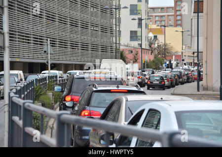 Gibraltar. 22. März 2017. Bild der Verkehrsinfarkt nach der verstärkten Sicherheitsmaßnahmen an der Grenze von Gibraltar-Spanien. Sicherheit wurde über Gibraltar nach den Anschlägen in London heute verstärkt. Britische überseegegend, tausend Meilen entfernt von London, reagierte sofort auf die Anschläge in London mit der bewaffneten Polizei konzentriert sich ihre Patrouillen quer durch die Innenstadt. Bildnachweis: Stephen Ignacio/Alamy Live-Nachrichten Stockfoto