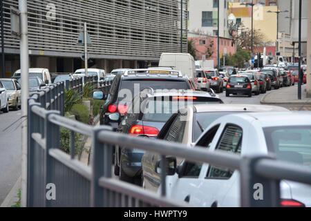 Gibraltar. 22. März 2017. Bild der Verkehrsinfarkt nach der verstärkten Sicherheitsmaßnahmen an der Grenze von Gibraltar-Spanien. Sicherheit wurde über Gibraltar nach den Anschlägen in London heute verstärkt. Britische überseegegend, tausend Meilen entfernt von London, reagierte sofort auf die Anschläge in London mit der bewaffneten Polizei konzentriert sich ihre Patrouillen quer durch die Innenstadt. Bildnachweis: Stephen Ignacio/Alamy Live-Nachrichten Stockfoto