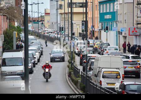 Gibraltar. 22. März 2017. Bild der Verkehrsinfarkt nach der verstärkten Sicherheitsmaßnahmen an der Grenze von Gibraltar-Spanien. Sicherheit wurde über Gibraltar nach den Anschlägen in London heute verstärkt. Britische überseegegend, tausend Meilen entfernt von London, reagierte sofort auf die Anschläge in London mit der bewaffneten Polizei konzentriert sich ihre Patrouillen quer durch die Innenstadt. Bildnachweis: Stephen Ignacio/Alamy Live-Nachrichten Stockfoto