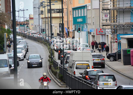 Gibraltar. 22. März 2017. Bild der Verkehrsinfarkt nach der verstärkten Sicherheitsmaßnahmen an der Grenze von Gibraltar-Spanien. Sicherheit wurde über Gibraltar nach den Anschlägen in London heute verstärkt. Britische überseegegend, tausend Meilen entfernt von London, reagierte sofort auf die Anschläge in London mit der bewaffneten Polizei konzentriert sich ihre Patrouillen quer durch die Innenstadt. Bildnachweis: Stephen Ignacio/Alamy Live-Nachrichten Stockfoto