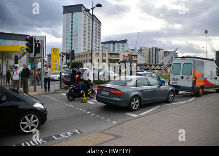 Gibraltar. 22. März 2017. Bild der Verkehrsinfarkt nach der verstärkten Sicherheitsmaßnahmen an der Grenze von Gibraltar-Spanien. Sicherheit wurde über Gibraltar nach den Anschlägen in London heute verstärkt. Britische überseegegend, tausend Meilen entfernt von London, reagierte sofort auf die Anschläge in London mit der bewaffneten Polizei konzentriert sich ihre Patrouillen quer durch die Innenstadt. Bildnachweis: Stephen Ignacio/Alamy Live-Nachrichten Stockfoto