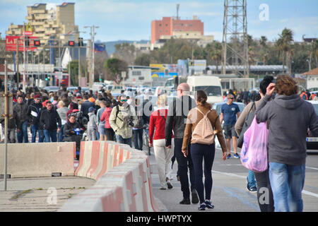 Gibraltar. 22. März 2017. Fußgänger, die als Maßnahmen zur Gefahrenabwehr an der Kreuzung der Straße von der Start-und Landebahn verzögert erhöht aufgrund erhöhter Wachsamkeit nach den Anschlägen von London. Sicherheit wurde über Gibraltar nach den Anschlägen in London heute verstärkt. Britische überseegegend, tausend Meilen entfernt von London, reagierte sofort auf die Anschläge in London mit der bewaffneten Polizei konzentriert sich ihre Patrouillen quer durch die Innenstadt. Bildnachweis: Stephen Ignacio/Alamy Live-Nachrichten Stockfoto