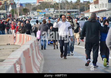 Gibraltar. 22. März 2017. Fußgänger, die als Maßnahmen zur Gefahrenabwehr an der Kreuzung der Straße von der Start-und Landebahn verzögert erhöht aufgrund erhöhter Wachsamkeit nach den Anschlägen von London. Sicherheit wurde über Gibraltar nach den Anschlägen in London heute verstärkt. Britische überseegegend, tausend Meilen entfernt von London, reagierte sofort auf die Anschläge in London mit der bewaffneten Polizei konzentriert sich ihre Patrouillen quer durch die Innenstadt. Bildnachweis: Stephen Ignacio/Alamy Live-Nachrichten Stockfoto