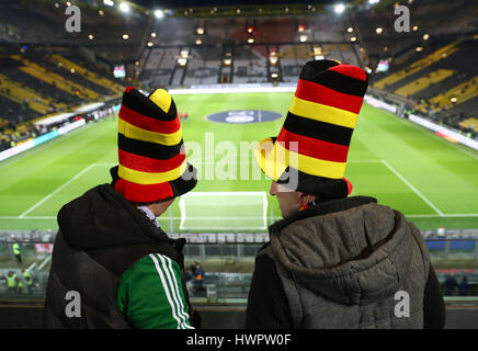 Dortmund, Deutschland. 22. März 2017. Zwei Fans von Deutschland warten auf den Beginn der das Länderspiel zwischen Deutschland und England im Signal Iduna Park in Dortmund, Deutschland, 22. März 2017. Foto: Christian Charisius/Dpa/Alamy Live News Stockfoto