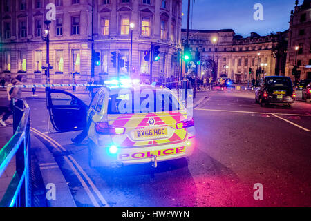 Metropolitan Police Vehicle positioniert an abgesperrten Whitehall im Zentrum von London nach einem Terroranschlag in Westminster am 22. März 2017. Stockfoto