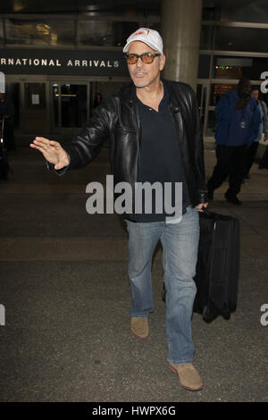 Los Angeles, Ca, USA. 22. März 2017. George Clooney am LAX Flughafen in Los Angeles, Kalifornien am 22. März 2017 gesehen. Bildnachweis: John Misa/Media Punch/Alamy Live-Nachrichten Stockfoto