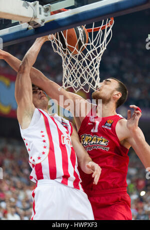 Belgrad, Serbien. 22. März 2017. Nemanja Dangubic (L) von Crvena Zvezda Mts Belgrad in Aktion gegen Nikola Milutinov (R) von Olympiakos Piräus in der 2016/2017 Turkish Airlines EuroLeague regulären Saison Runde 27 Spiel zwischen Crvena Zvezda MTS Belgrad und Olympiakos Piräus in der Kombank Arena am 22. März 2017 in Belgrad, Serbien. Bildnachweis: Nikola Krstic/Alamy Live-Nachrichten Stockfoto