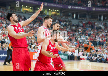 Belgrad, Serbien. 22. März 2017. Ognjen Kuzmic (in der Mitte) von Crvena Zvezda Mts Belgrad in Aktion gegen Vangelis Mantzaris, Kostas Papanikolaou und Nikola Milutinov von Olympiakos Piräus in der 2016/2017 Turkish Airlines EuroLeague regulären Saison Runde 27 Spiel zwischen Crvena Zvezda MTS Belgrad und Olympiakos Piräus in der Kombank Arena am 22. März 2017 in Belgrad, Serbien. Bildnachweis: Nikola Krstic/Alamy Live-Nachrichten Stockfoto