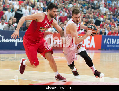 Belgrad, Serbien. 22. März 2017. Marko Guduric (R) der Crvena Zvezda Mts Belgrad in Aktion gegen Kostas Papanikolaou (L) von Olympiakos Piräus in der 2016/2017 Turkish Airlines EuroLeague regulären Saison Runde 27 Spiel zwischen Crvena Zvezda MTS Belgrad und Olympiakos Piräus in der Kombank Arena am 22. März 2017 in Belgrad, Serbien. Bildnachweis: Nikola Krstic/Alamy Live-Nachrichten Stockfoto