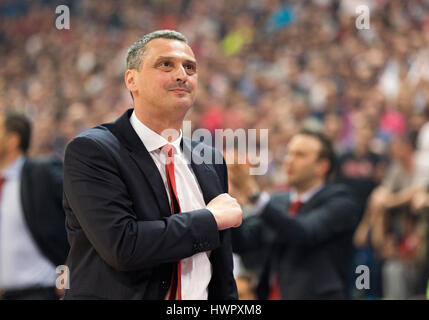 Belgrad, Serbien. 22. März 2017. Cheftrainer Dejan Radonjic Crvena Zvezda MTS Belgrad in Aktion während der 2016/2017 Turkish Airlines EuroLeague regulären Saison Runde 27 Spiel zwischen Crvena Zvezda MTS Belgrad und Olympiakos Piräus in der Kombank Arena am 22. März 2017 in Belgrad, Serbien. Bildnachweis: Nikola Krstic/Alamy Live-Nachrichten Stockfoto