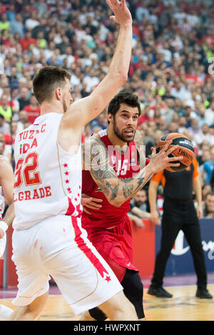 Belgrad, Serbien. 22. März 2017. Ognjen Kuzmic (L) von Crvena Zvezda Mts Belgrad in Aktion gegen Georgios Printezis (R) von Olympiakos Piräus in der 2016/2017 Turkish Airlines EuroLeague regulären Saison Runde 27 Spiel zwischen Crvena Zvezda MTS Belgrad und Olympiakos Piräus in der Kombank Arena am 22. März 2017 in Belgrad, Serbien. Bildnachweis: Nikola Krstic/Alamy Live-Nachrichten Stockfoto