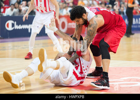 Belgrad, Serbien. 22. März 2017. Lazic Branko (L) von Crvena Zvezda Mts Belgrad in Aktion gegen Georgios Printezis (R) von Olympiakos Piräus in der 2016/2017 Turkish Airlines EuroLeague regulären Saison Runde 27 Spiel zwischen Crvena Zvezda MTS Belgrad und Olympiakos Piräus in der Kombank Arena am 22. März 2017 in Belgrad, Serbien. Bildnachweis: Nikola Krstic/Alamy Live-Nachrichten Stockfoto