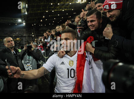 Dortmund, Deutschland. 22. März 2017. Deutschlands Lukas Podolski nimmt Selfie Fotos mit den Fans nach einem internationalen Freundschaftsspiel zwischen Deutschland und England in Dortmund, Deutschland, 22. März 2017. Deutschland gewann mit 1: 0 und Deutschlands Lukas Podolski zog sich aus der deutschen Nationalmannschaft nach diesem Spiel. Bildnachweis: Shan Yuqi/Xinhua/Alamy Live-Nachrichten Stockfoto