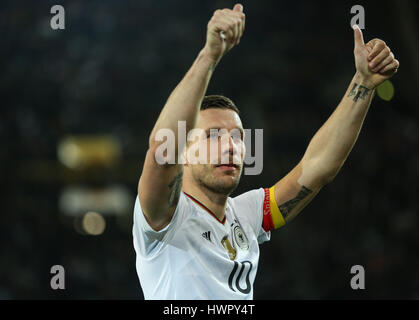 Dortmund, Deutschland. 22. März 2017. Lukas Podolski Deutschlands begrüßt das Publikum nach einem internationalen Freundschaftsspiel zwischen Deutschland und England in Dortmund, Deutschland, am 22. März 2017. Deutschland gewann mit 1: 0 und Deutschlands Lukas Podolski zog sich aus der deutschen Nationalmannschaft nach diesem Spiel. Bildnachweis: Shan Yuqi/Xinhua/Alamy Live-Nachrichten Stockfoto