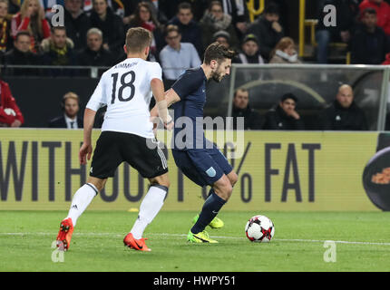 Dortmund, Deutschland. 22. März 2017. Englands Adam Lallana (R) steuert den Ball bei einem internationalen Freundschaftsspiel zwischen Deutschland und England in Dortmund, Deutschland, am 22. März 2017. Deutschland gewann mit 1: 0 und Deutschlands Lukas Podolski zog sich aus der deutschen Nationalmannschaft nach diesem Spiel. Bildnachweis: Shan Yuqi/Xinhua/Alamy Live-Nachrichten Stockfoto