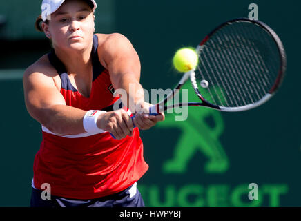 Key Biscayne, Florida, USA. 22. März 2017. Ashleigh Barty, von Australien, trifft eine Rückhand während ihrem siegreichen Match gegen Eugenie Bouchard, von Kanada, während die 2017 Miami Open präsentiert von Itau Profi-Tennisturnier, gespielt im Crandon Park Tennis Center in Key Biscayne, Florida, USA. Mario Houben/CSM/Alamy Live-Nachrichten Stockfoto