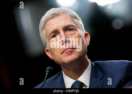 Washington, USA. 22. März 2017. Richter Neil Gorsuch zeugt während seiner obersten Gerichtshof Anhörung vor dem Senat Judiciary Committee in Washington, D.C., am 22. März 2017. Gorsuch wurde von Präsident Donald Trump nominiert, links auf dem Platz durch den Tod von Gerechtigkeit Antonin Scalia Vakanz. Bildnachweis: Kristoffer Tripplaar/Alamy Live-Nachrichten Stockfoto