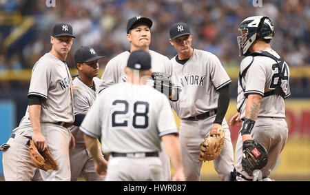 St. Petersburg, Florida, USA. 2. April 2016. Masahiro Tanaka (Yankees) MLB: Masahiro Tanaka von der New York Yankees wird vom Manager Joe Girardi #28 im dritten Inning während der Eröffnungstag der Major League Baseball Spiel gegen die Tampa Bay Rays im Tropicana Field in St. Petersburg, Florida, Vereinigte Staaten von Amerika gezogen. Bildnachweis: AFLO/Alamy Live-Nachrichten Stockfoto