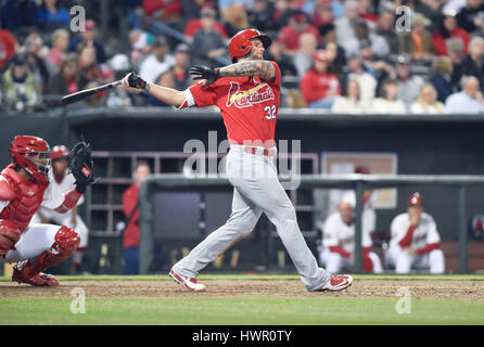 Memphis, TN, USA. 30. März 2017. St. Louis Cardinals linker Feldspieler, die Matt Adams während der siebten Inning von einer Ausstellung Spiel gegen die Memphis Redbirds im AutoZone Park in Memphis Streiks, TN. St. Louis gewann 9-3. Austin McAfee/CSM/Alamy Live-Nachrichten Stockfoto