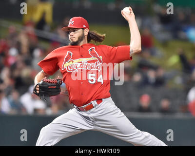 Memphis, TN, USA. 30. März 2017. St. Louis Cardinals Pitcher liefert Zach Phillips einen Stellplatz im siebten Inning von einer Ausstellung Spiel gegen die Memphis Redbirds im AutoZone Park in Memphis, TN. St. Louis gewann 9-3. Austin McAfee/CSM/Alamy Live-Nachrichten Stockfoto