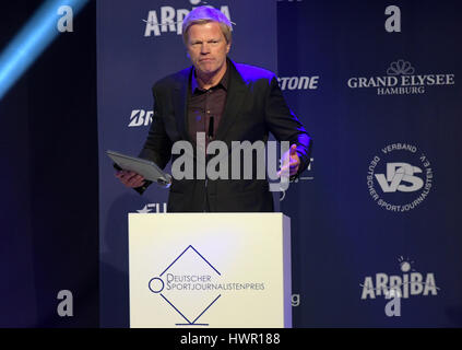 Hamburg, Deutschland. 3. April 2017. Ehemalige deutsche National Team Torhüter Oliver Kahn steht auf der Bühne, während die deutschen Sportjournalist-Preisverleihung in Hamburg, Deutschland, 3. April 2017. Kahn erhält den Preis für den besten Sport Experte. Foto: Axel Heimken/Dpa/Alamy Live News Stockfoto