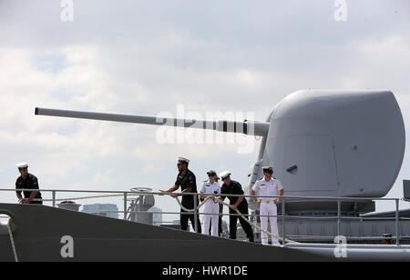 Manila, Philippinen. 4. April 2017. Besatzungsmitglieder der Fregatte New Zealand Te Kaha (F77) bereiten Sie sich auf der Pier 15 in Manila, Philippinen, 4. April 2017 andocken. Te Kaha (F77) von der New Zealand Navy ist in den Philippinen für eine 4-Tages-Besuch, training mit der philippinischen Marine in humanitäre Hilfe und Katastrophenschutz Hilfsaktionen. Bildnachweis: Rouelle Umali/Xinhua/Alamy Live-Nachrichten Stockfoto