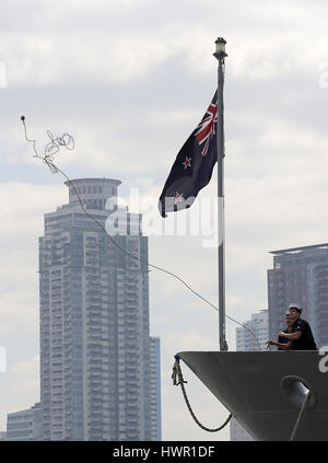 Manila, Philippinen. 4. April 2017. Ein Besatzungsmitglied an Bord der Fregatte New Zealand Te Kaha (F77) wirft einen Knoten, während sie an der Pier 15 in Manila, Philippinen, 4. April 2017 docken. Te Kaha (F77) von der New Zealand Navy ist in den Philippinen für eine 4-Tages-Besuch, training mit der philippinischen Marine in humanitäre Hilfe und Katastrophenschutz Hilfsaktionen. Bildnachweis: Rouelle Umali/Xinhua/Alamy Live-Nachrichten Stockfoto