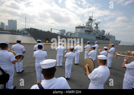 Manila, Philippinen. 4. April 2017. Mitglieder der philippinischen Marine Band begrüßen die Ankunft des New Zealand Fregatte Te Kaha (F77), wie es auf der Pier 15 in Manila, Philippinen, 4. April 2017 dockt. Te Kaha (F77) von der New Zealand Navy ist in den Philippinen für eine 4-Tages-Besuch, training mit der philippinischen Marine in humanitäre Hilfe und Katastrophenschutz Hilfsaktionen. Bildnachweis: Rouelle Umali/Xinhua/Alamy Live-Nachrichten Stockfoto