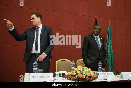 Addis Abeba, Äthiopien. 4. April 2017. Der Bundesminister für wirtschaftliche Zusammenarbeit und Entwicklung Gerd Müller und Kwesi Quartey (R), stellvertretender Vorsitzender der Kommission der Afrikanischen Union stehen bei einem Treffen der Afrikanischen Union über den Marshall-Plan in Addis Abeba, Äthiopien, 4. April 2017. Foto: Kay Nietfeld/Dpa/Alamy Live News Stockfoto