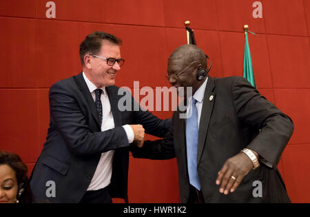 Addis Abeba, Äthiopien. 4. April 2017. Der Bundesminister für wirtschaftliche Zusammenarbeit und Entwicklung Gerd Müller und Kwesi Quartey (R), stellvertretender Vorsitzender der Kommission der Afrikanischen Union stehen bei einem Treffen der Afrikanischen Union über den Marshall-Plan in Addis Abeba, Äthiopien, 4. April 2017. Foto: Kay Nietfeld/Dpa/Alamy Live News Stockfoto