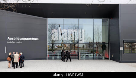 Leipzig, Deutschland. 4. April 2017. Besucher stehen vor dem neuen beruflichen Traning-Zentrum in Leipzig, Deutschland, 4. April 2017. Das neue 2.300 Quadratmeter große Gebäude bietet moderne Unterrichtsräume und Werkstätten sowie innovative pädagogische Instrumente. Prosche will th Meister der Industrie 4.0. Dreißig Lehrlinge werden für das Jahr 2018 weitergeleitet. Foto: Jan Woitas/Dpa-Zentralbild/Dpa/Alamy Live News Stockfoto