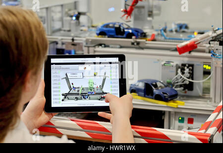 Leipzig, Deutschland. 4. April 2017. Der Porsche-Lehrling Sarah Luethen arbeitet an einem Modell einer Glas kleben Anlage des neuen beruflichen Traning-Zentrums in Leipzig, Deutschland, 4. April 2017. Das neue 2.300 Quadratmeter große Gebäude bietet moderne Unterrichtsräume und Werkstätten sowie innovative pädagogische Instrumente. Prosche will th Meister der Industrie 4.0. Dreißig Lehrlinge werden für das Jahr 2018 weitergeleitet. Foto: Jan Woitas/Dpa-Zentralbild/Dpa/Alamy Live News Stockfoto