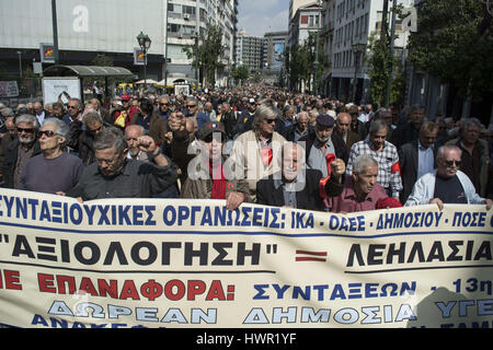 Athen, Griechenland. 4. April 2017. Ältere Menschen marschieren, riefen Slogans gegen die Regierung. Rentner Gewerkschaften inszenierte eine Demonstration über weitere Pensionskürzungen zu protestieren. Bildnachweis: Nikolas Georgiou/ZUMA Draht/Alamy Live-Nachrichten Stockfoto