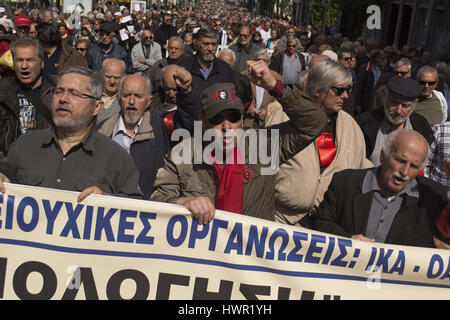 Athen, Griechenland. 4. April 2017. Ältere Menschen marschieren, riefen Slogans gegen die Regierung. Rentner Gewerkschaften inszenierte eine Demonstration über weitere Pensionskürzungen zu protestieren. Bildnachweis: Nikolas Georgiou/ZUMA Draht/Alamy Live-Nachrichten Stockfoto