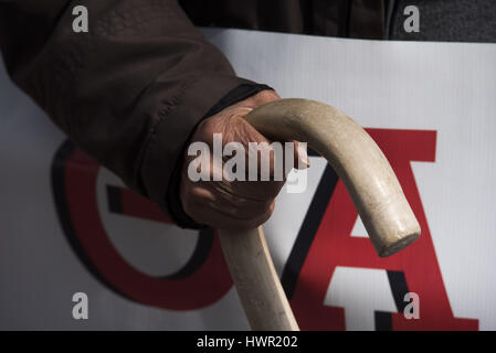 Athen, Griechenland. 4. April 2017. Ältere Menschen marschieren, riefen Slogans gegen die Regierung. Rentner Gewerkschaften inszenierte eine Demonstration über weitere Pensionskürzungen zu protestieren. Bildnachweis: Nikolas Georgiou/ZUMA Draht/Alamy Live-Nachrichten Stockfoto