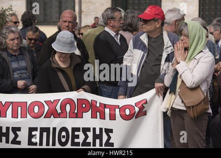 Athen, Griechenland. 4. April 2017. Ältere Menschen marschieren, riefen Slogans gegen die Regierung. Rentner Gewerkschaften inszenierte eine Demonstration über weitere Pensionskürzungen zu protestieren. Bildnachweis: Nikolas Georgiou/ZUMA Draht/Alamy Live-Nachrichten Stockfoto