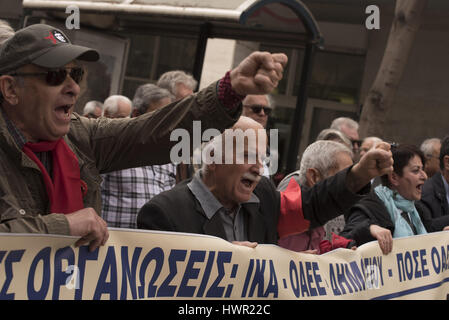 Athen, Griechenland. 4. April 2017. Ältere Menschen marschieren, riefen Slogans gegen die Regierung. Rentner Gewerkschaften inszenierte eine Demonstration über weitere Pensionskürzungen zu protestieren. Bildnachweis: Nikolas Georgiou/ZUMA Draht/Alamy Live-Nachrichten Stockfoto