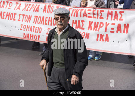 Athen, Griechenland. 4. April 2017. Ältere Menschen marschieren, riefen Slogans gegen die Regierung. Rentner Gewerkschaften inszenierte eine Demonstration über weitere Pensionskürzungen zu protestieren. Bildnachweis: Nikolas Georgiou/ZUMA Draht/Alamy Live-Nachrichten Stockfoto