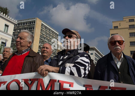 Athen, Griechenland. 4. April 2017. Ältere Menschen protestieren und schreien Slogans gegen die Regierung. Rentner Gewerkschaften inszenierte eine Demonstration über weitere Pensionskürzungen zu protestieren. Bildnachweis: Nikolas Georgiou/Alamy Live-Nachrichten Stockfoto