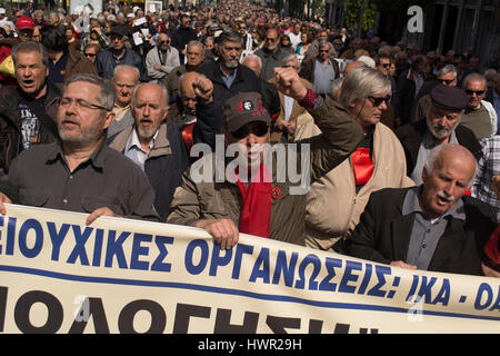 Athen, Griechenland. 4. April 2017. Ältere Menschen marschieren, riefen Slogans gegen die Regierung. Rentner Gewerkschaften inszenierte eine Demonstration über weitere Pensionskürzungen zu protestieren. Bildnachweis: Nikolas Georgiou/Alamy Live-Nachrichten Stockfoto