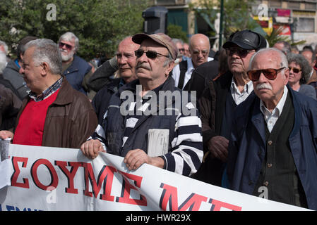 Athen, Griechenland. 4. April 2017. Ältere Menschen marschieren, riefen Slogans gegen die Regierung. Rentner Gewerkschaften inszenierte eine Demonstration über weitere Pensionskürzungen zu protestieren. Bildnachweis: Nikolas Georgiou/Alamy Live-Nachrichten Stockfoto