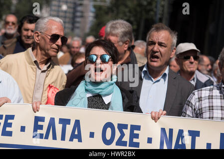 Athen, Griechenland. 4. April 2017. Ältere Menschen marschieren, riefen Slogans gegen die Regierung. Rentner Gewerkschaften inszenierte eine Demonstration über weitere Pensionskürzungen zu protestieren. Bildnachweis: Nikolas Georgiou/Alamy Live-Nachrichten Stockfoto